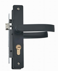 Puxe o hardware de madeira entalham um encaixe nos punhos de alavanca retos de bronze do zinco da fechadura da porta