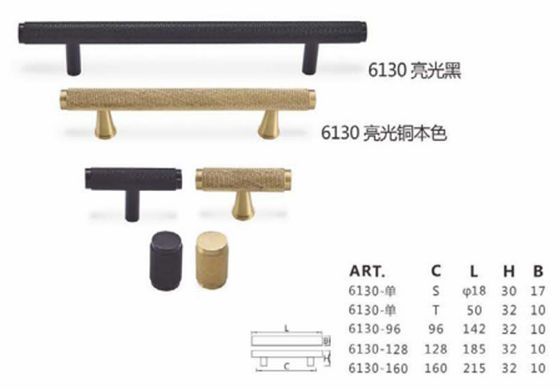 A tração decorativa antiga do hardware segura os puxadores da porta de alavanca de bronze da anti oxidação